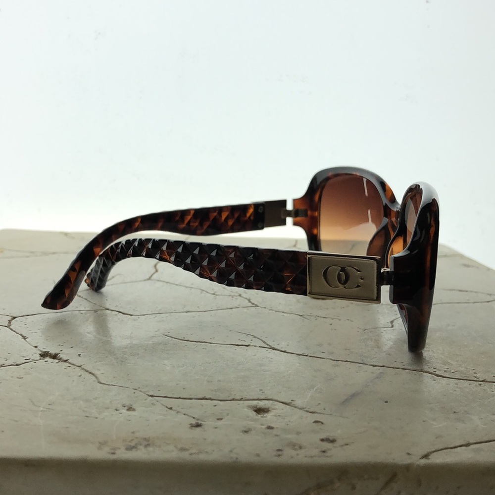 Oleg Cassini Big Round Tortoise Shell Frame And M… - image 6